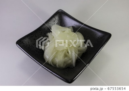 小皿に盛った酢玉ねぎ 67553654