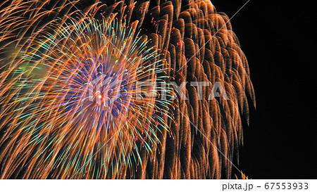 夏の風物詩・打上花火 美しく流れる黄色い閃光 175 夏の風物詩・打上花火 美しく流れる黄色い閃光 175 67553933