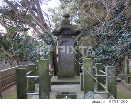 藤沢市の江の島にある鍼医・杉山和一（杉山検校）の墓 67554200