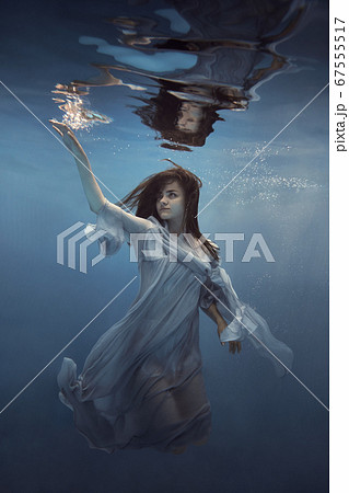 Portrait of a girl in a blue dress under water       67555517