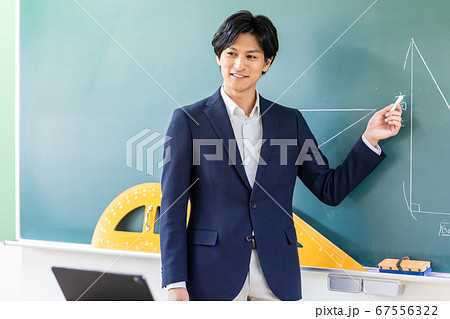 教室でオンライン授業の撮影 教室でオンライン授業の撮影 67556322