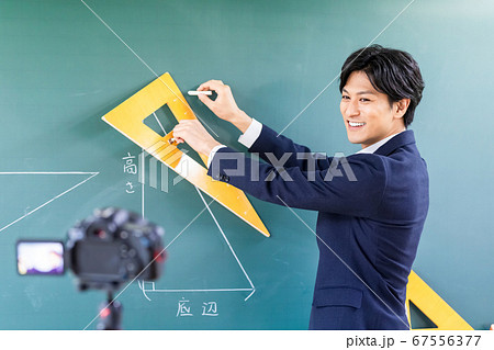 教室でオンライン授業の撮影 67556377