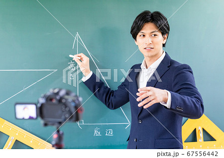 教室でオンライン授業の撮影 67556442
