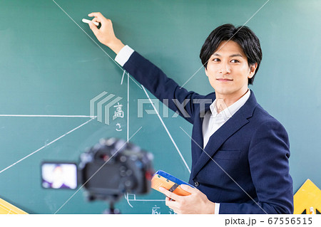 教室でオンライン授業の撮影 67556515