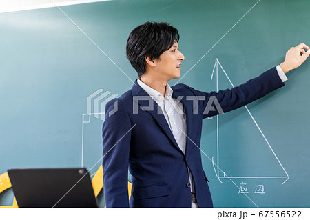 教室でオンライン授業の撮影 67556522