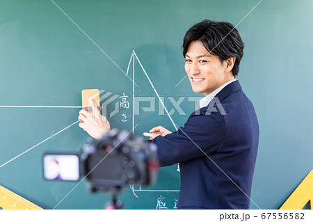 教室でオンライン授業の撮影 67556582