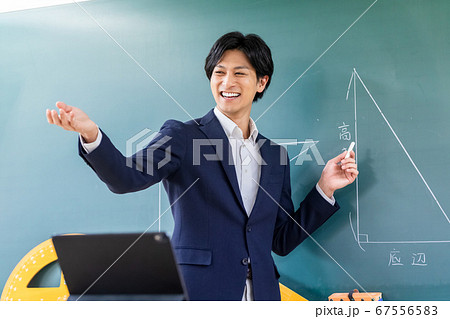 教室でオンライン授業の撮影 67556583