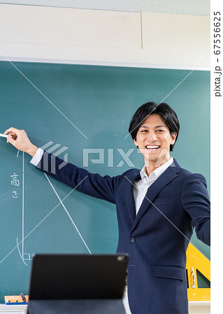 教室でオンライン授業の撮影 教室でオンライン授業の撮影 67556625