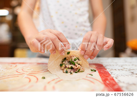 餃子を包む子供 餃子を包む子供 67556626