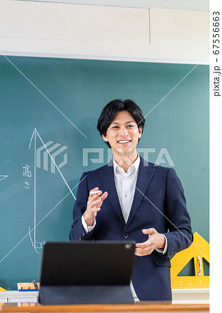 教室でオンライン授業の撮影 教室でオンライン授業の撮影 67556663