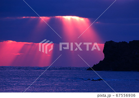 夕陽さす幻想的な海の写真素材