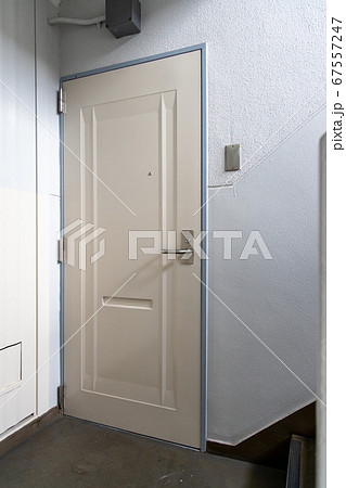 賃貸アパートの玄関ドアの写真素材