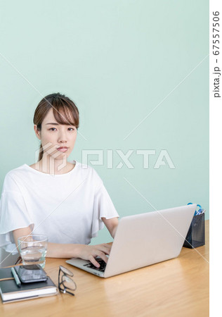 テレワークをする若い女性 67557506