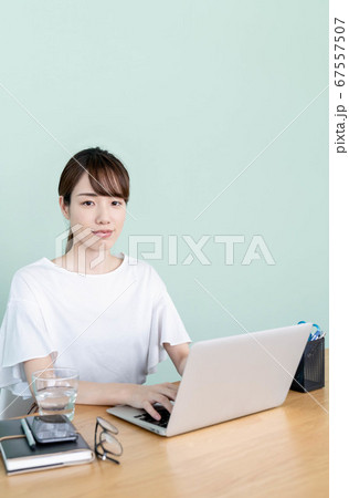 テレワークをする若い女性 テレワークをする若い女性 67557507
