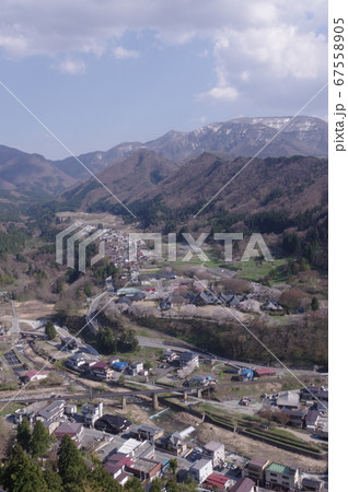 山形の山寺からの見下ろす春の田舎の風景 67558905