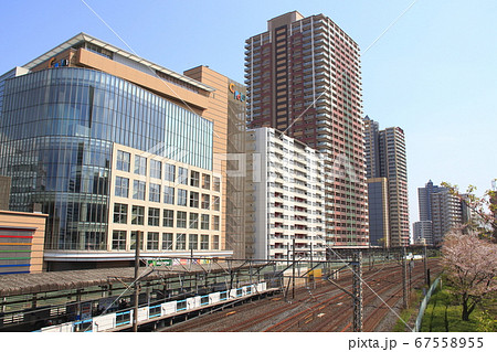 春の川口駅にて 67558955