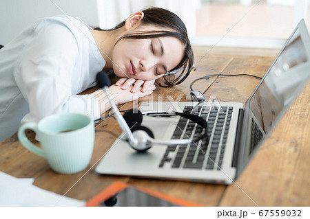 テレワーク中に休憩する若い女性 67559032