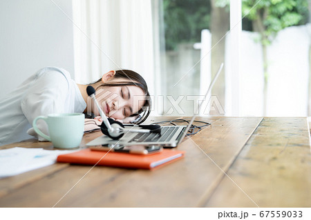 テレワーク中に休憩する若い女性 テレワーク中に休憩する若い女性 67559033