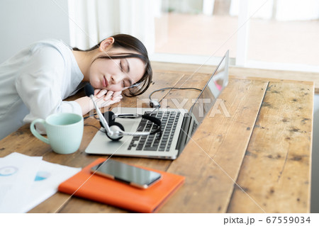 テレワーク中に休憩する若い女性 テレワーク中に休憩する若い女性 67559034