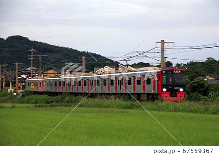 糸島市の田園地帯を行く筑肥線303系 67559367