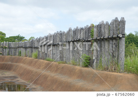 吉野ヶ里遺跡の柵･堀（吉野ヶ里歴史公園／佐賀県神埼郡吉野ヶ里町･神埼市） 67562060