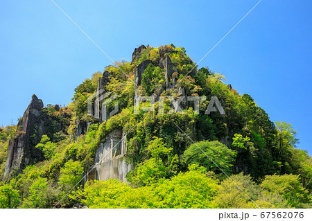 新緑の耶馬渓一目八景　五月晴れの鳶の巣山 67562076