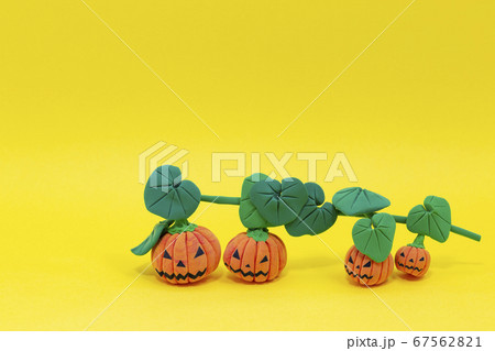 ハロウィン_ジャックオーランタン（ハロウィンかぼちゃ） 67562821