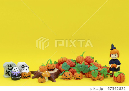 ハロウィン_魔女とジャックオーランタン（ハロウィンかぼちゃ） 67562822