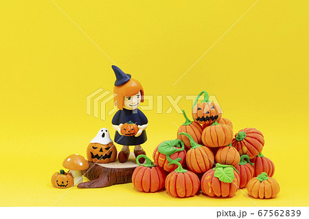 ハロウィン_魔女とジャックオーランタン（ハロウィンかぼちゃ） 67562839