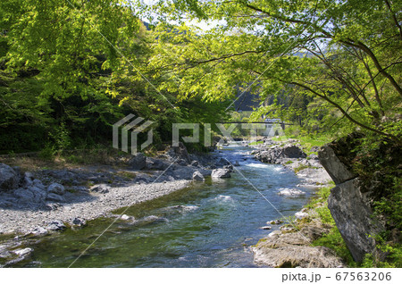 御岳渓谷　多摩川に架かる御岳橋付近の御岳渓谷遊歩道から上流側の風景 67563206