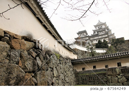 冬空に凛としてそびえる日本初の世界遺産の姫路城 冬空に凛としてそびえる日本初の世界遺産の姫路城 67564249