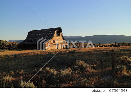 アメリカの草原に建つ一軒家の写真素材