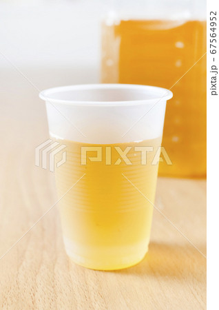 プラスチックコップに入れたお茶 プラスチックコップに入れたお茶 67564952