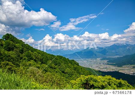 魚沼スカイラインから魚沼連峰の景色　眺望　 67566178
