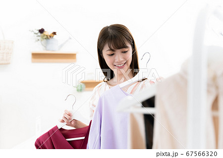 服を選ぶ女性 67566320