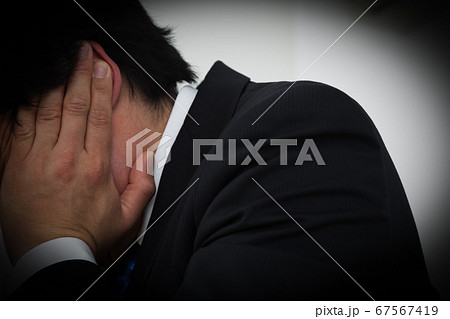 耳を押さえるビジネスマン 67567419