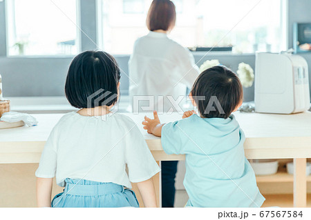 家の中で子供二人が並んで母親の背中を見ている 朝食 食卓 シングルマザー 家の中で子供二人が並んで母親の背中を見ている 朝食 食卓 シングルマザー 67567584