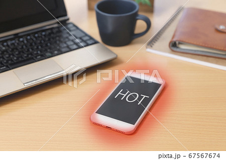 スマホが熱いイメージ　熱暴走 67567674