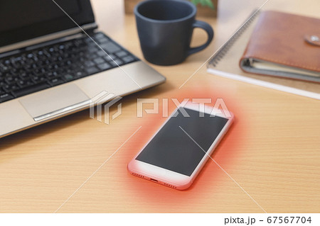 スマホが熱いイメージ　熱暴走 67567704