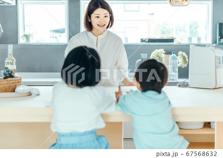 リビングで子供たちの姿を笑顔で見ている母親 kids mother リビングで子供たちの姿を笑顔で見ている母親 kids mother 67568632
