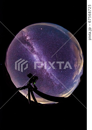 カメラと夜空にかかる天の川 67568725