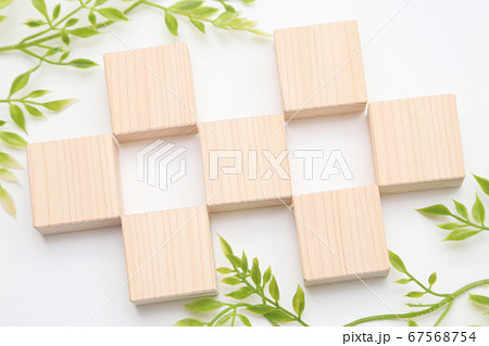 正方形四角形のヒノキのブロックと新緑イメージ コピースペース 正方形四角形のヒノキのブロックと新緑イメージ コピースペース 67568754