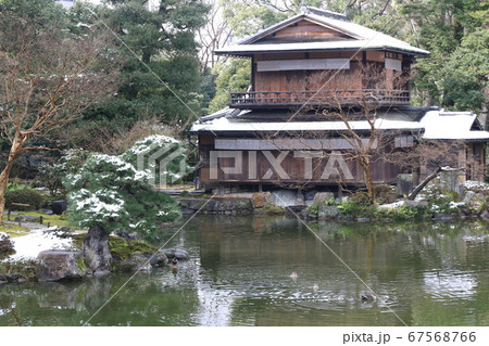 雪化粧をした旧九条家庭園（拾翠亭） 67568766