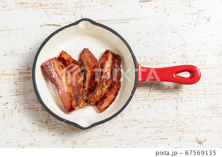 厚切りベーコン Enamel frying pan and thick bacon 厚切りベーコン Enamel frying pan and thick bacon 67569135