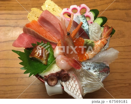 輪島市の「伸福」さんの能登朝市丼です。17種類のネタがてんこ盛り！ 67569181