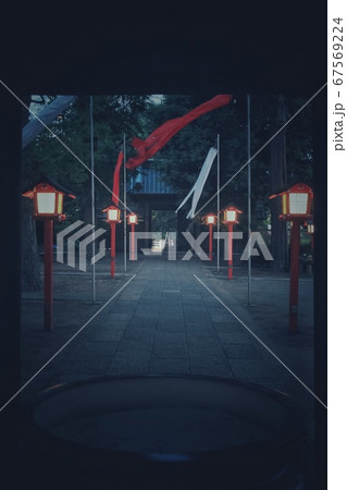 早朝の等々力渓谷の不動尊 67569224