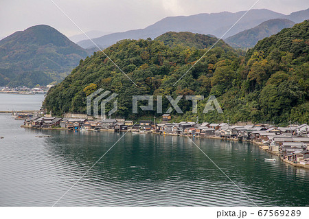 京都府　秋　伊根の舟屋　道の駅『舟屋の里伊根』からの眺め 67569289