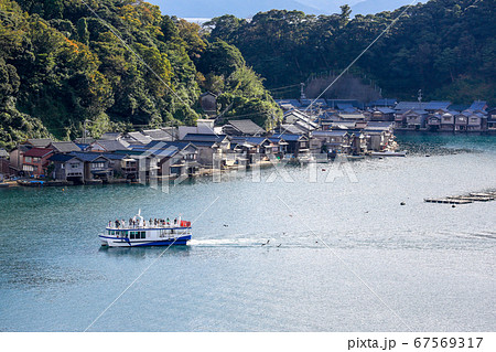 京都府　秋　伊根の舟屋　道の駅『舟屋の里伊根』からの眺め 67569317