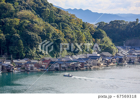 京都府　秋　伊根の舟屋　道の駅『舟屋の里伊根』からの眺め 67569318