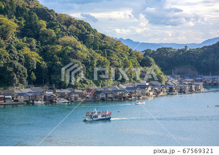 京都府　秋　伊根の舟屋　道の駅『舟屋の里伊根』からの眺め 67569321